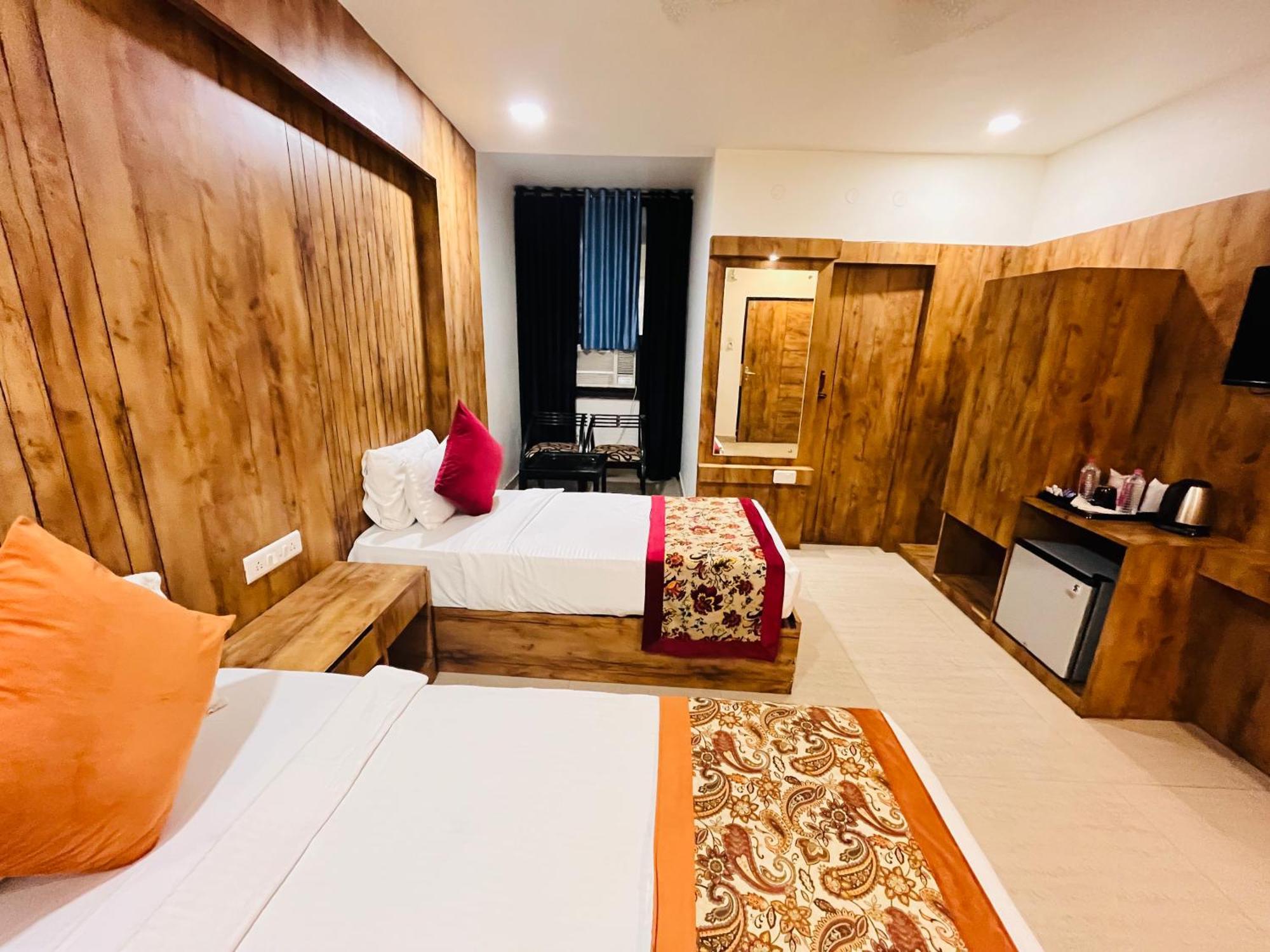 Crown Hotel Agra Near Taj Mahal Exteriör bild