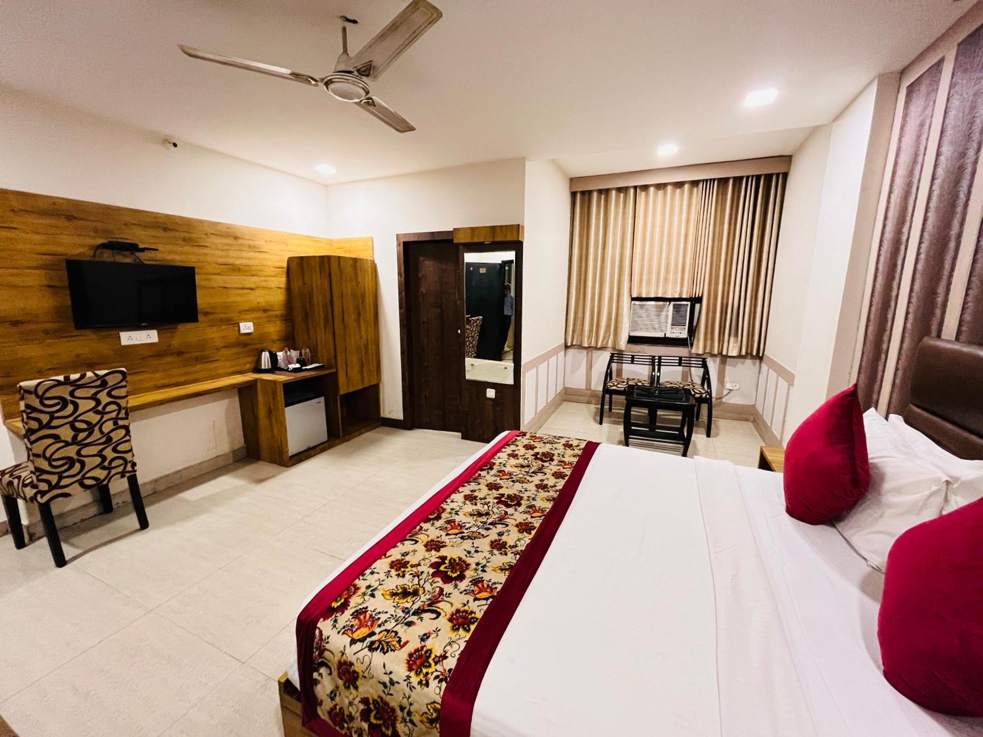 Crown Hotel Agra Near Taj Mahal Exteriör bild