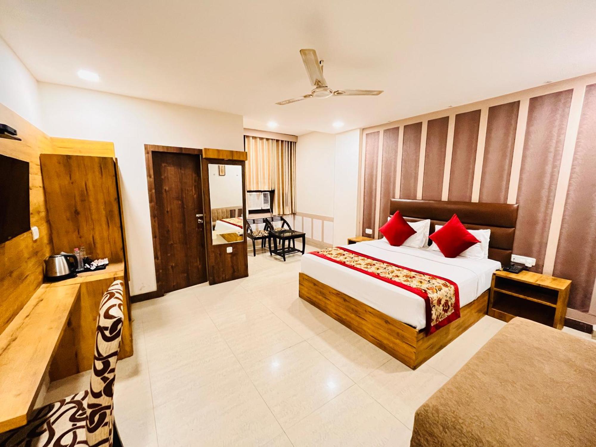 Crown Hotel Agra Near Taj Mahal Exteriör bild