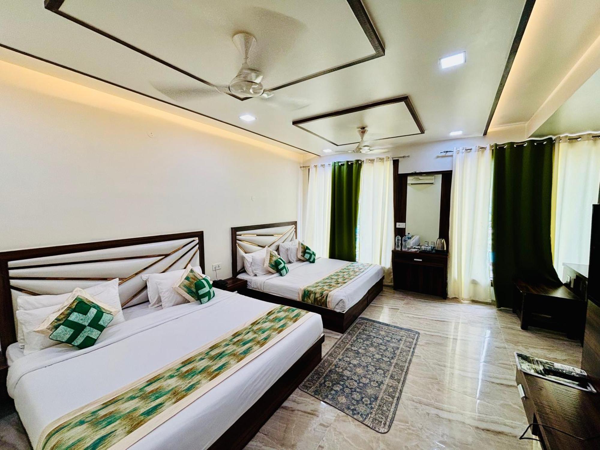 Crown Hotel Agra Near Taj Mahal Exteriör bild